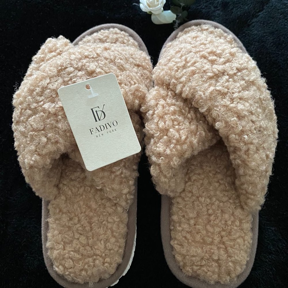 NWT FADIVO NEW YORK Criss-Cross Sherpa Slippers Taupe Sz S/M